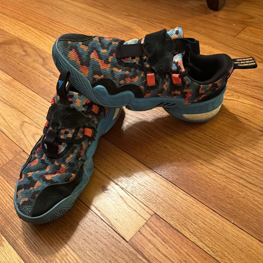 Adidas Trae Young 1 Pixels. Men’s Sz 9.